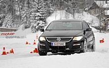 Um auch brenzligen Situationen im Strassenverkehr souverän zu begegnen, bieten viele Automobilhersteller Fahrsicherheitstrainings an. Foto: VW/gp